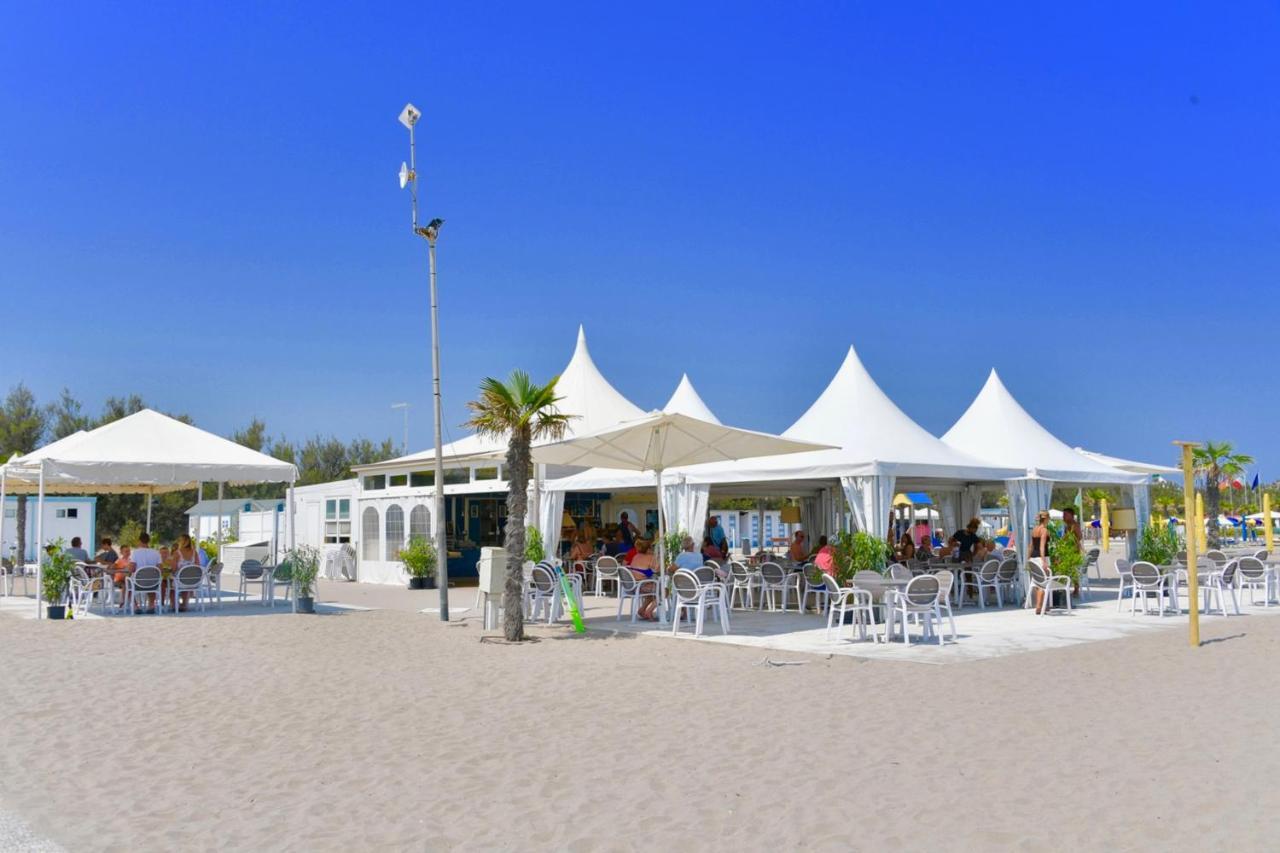 Isamar Holiday Village Ca Lino Esterno foto Beach bar in Spain