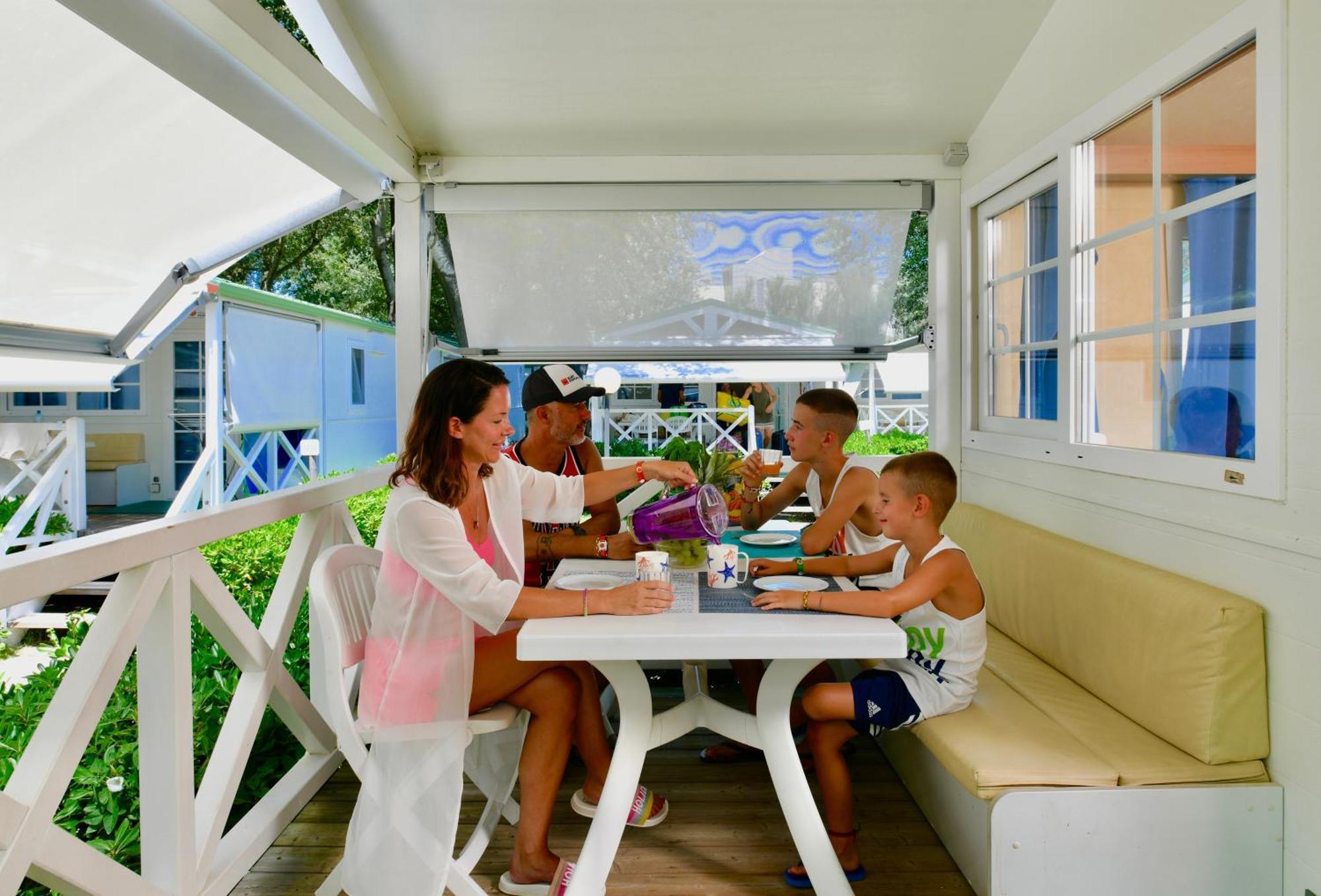 Isamar Holiday Village Ca Lino Esterno foto Family at a table