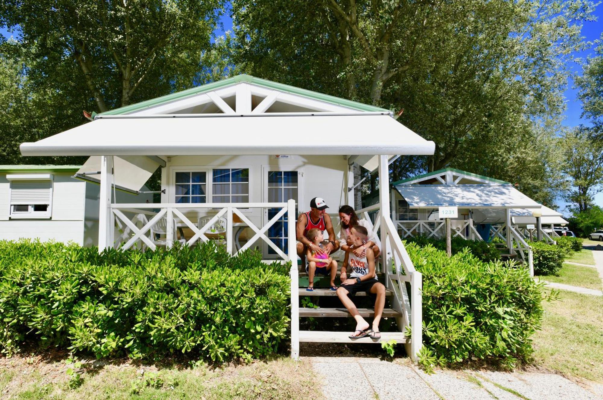 Isamar Holiday Village Ca Lino Camera foto A family at a mobile home in a campsite